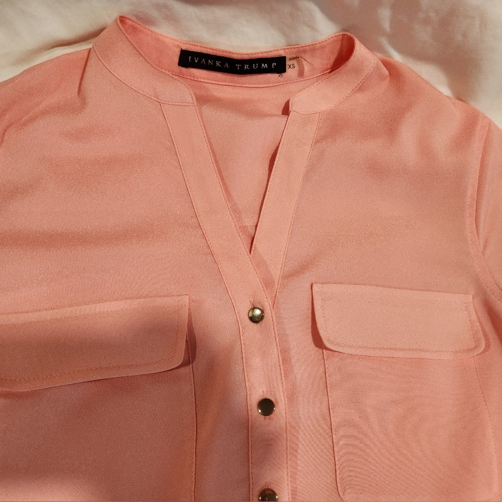 Ivanka Trump Women's Split V-Neck Roll Tab Sleeve Blouse Light Peach XS NWT - Picture 2 of 5